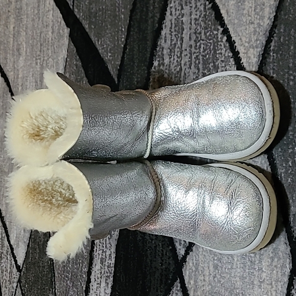 UGG LIMITED EDITION METALLIC SLIVER BAILEY BUTTON CLASSIC SHORT BOOTS - Picture 4 of 16